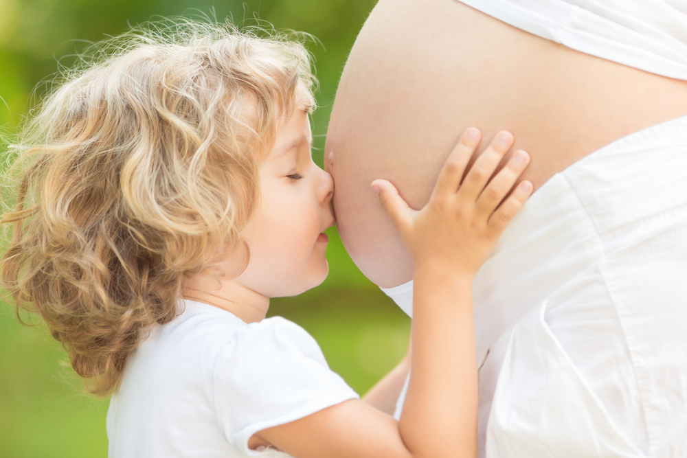 約8割のママが胎教を意識！人気なのは声や音楽を聞かせる胎教