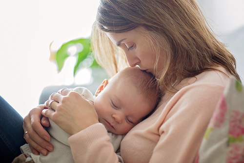 新生児の睡眠時間と授乳のタイミングは？