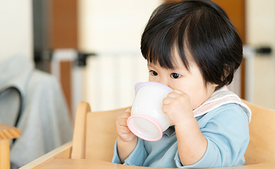 赤ちゃんの麦茶はいつから？月齢別の飲ませ方やタイプ別の作り方の紹介
