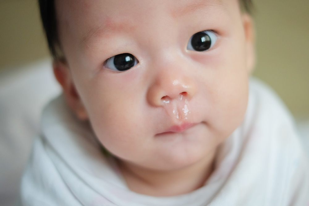 【小児科医監修】赤ちゃんの鼻水をスッキリ解決！鼻水の原因や吸引器の使い方・選び方をお答えします