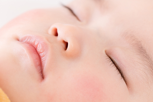 赤ちゃんの鼻がつまりやすい理由とは？鼻づまりが多い月齢・季節
