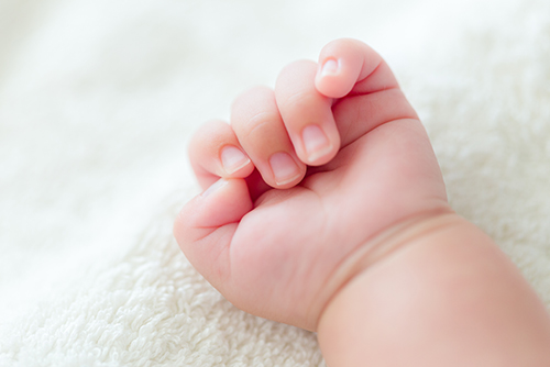 赤ちゃんの爪ののばしすぎや深爪で発生する爪トラブルと対処法