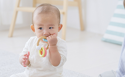 赤ちゃんの歯固めはいつからいつまで？グッズの種類や注意点、選び方も紹介