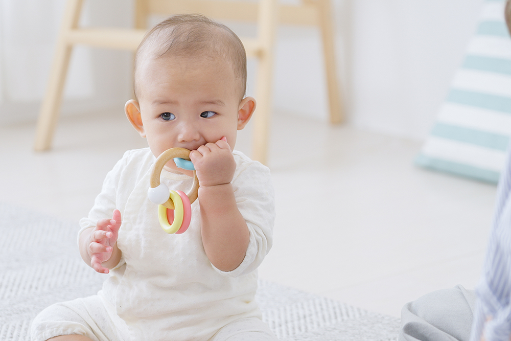 赤ちゃんの歯固めはいつからいつまで？グッズの種類や注意点、選び方も紹介