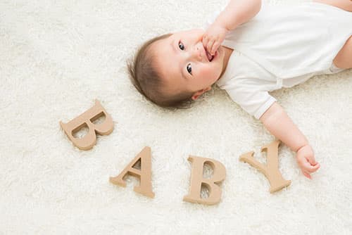 【月齢別】赤ちゃんの服の種類と基本のアイテム