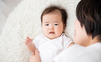【小児科医監修】新生児・赤ちゃんがうなるのはなぜ？原因と対処法を解説