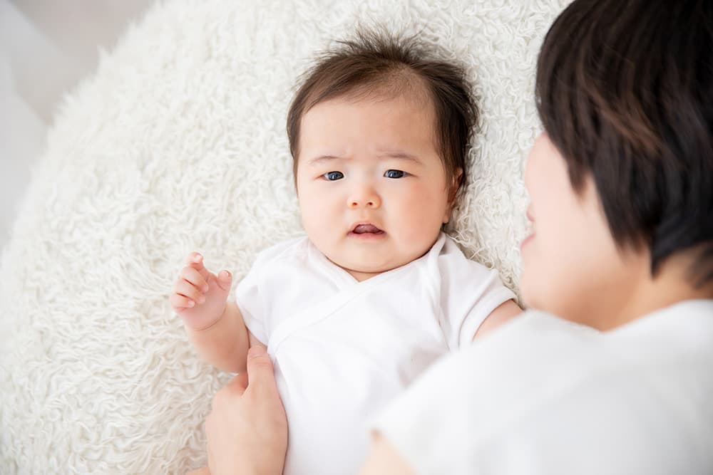 【小児科医監修】新生児・赤ちゃんがうなるのはなぜ？原因と対処法を解説