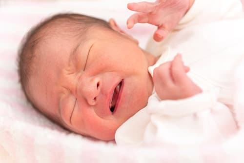 新生児・赤ちゃんがうなる原因と対処法は？