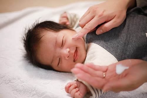 赤ちゃんの肌をうろこ・かさぶたから守る！自宅でできる対処法