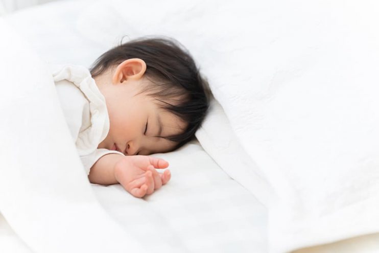 赤ちゃんの横向き寝は大丈夫？横向き寝をする原因とSIDSを防ぐ睡眠のポイント