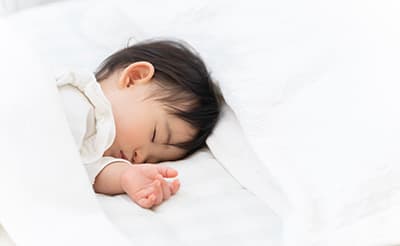 赤ちゃんの横向き寝は大丈夫？横向き寝をする原因とSIDSを防ぐ睡眠のポイント