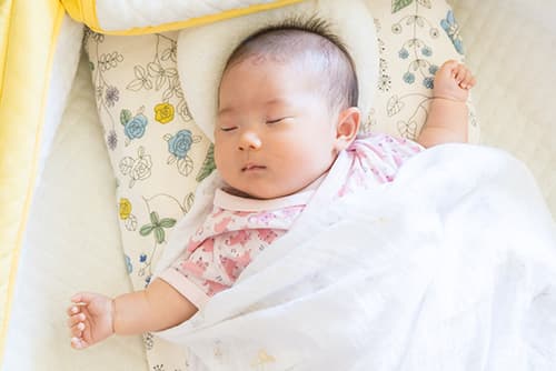 赤ちゃんが横向き寝をしてしまうのはどうして？