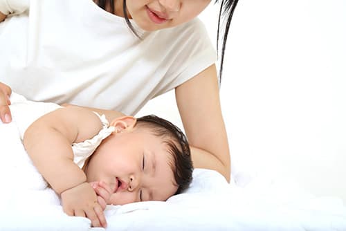 赤ちゃんの横向き寝に関してよくある疑問