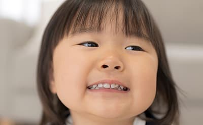 【小児歯科医監修】赤ちゃんが歯ぎしりする原因は？対処法と病院を受診する目安