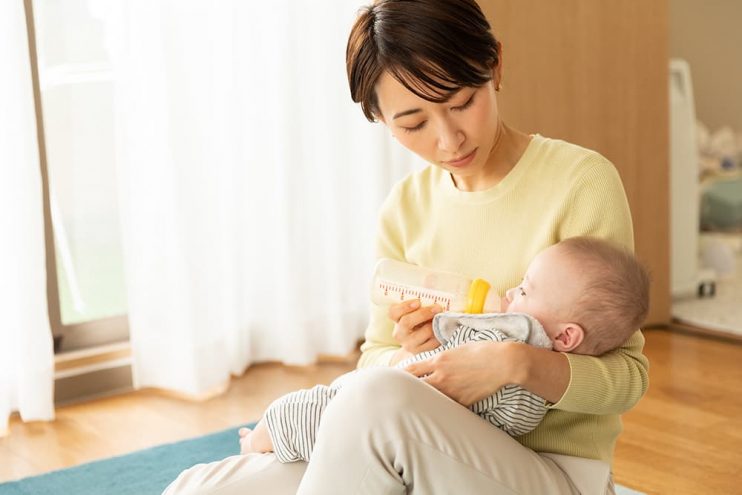 新生児の授乳間隔が4～5時間空いても大丈夫？授乳目安が3時間と指導される理由