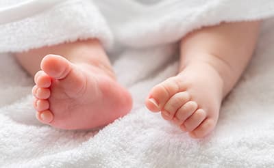 【小児科医監修】新生児の手足が冷たいのはなぜ？対処法と注意すべきポイント5つ