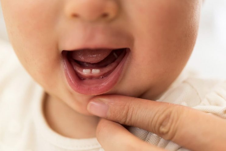 赤ちゃんの歯が生える前兆8つと生えてこないときの受診目安