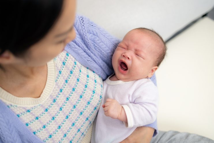 魔の3週目とは?原因やコリックとの違い、寝かしつけのコツ・乗り越え方を解説