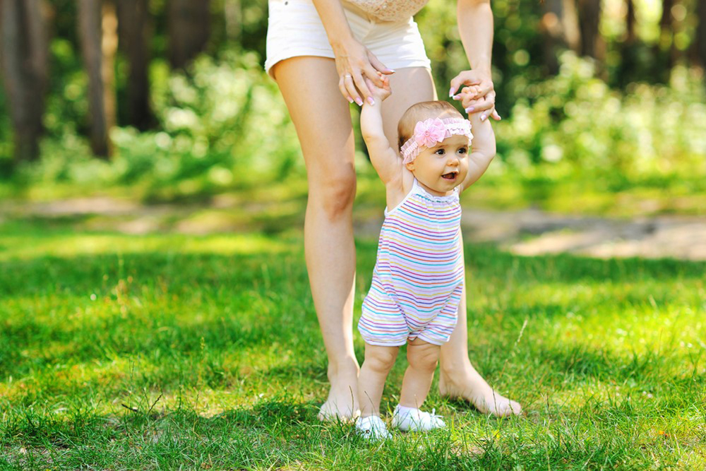 赤ちゃんとのお散歩、いつからOK？最適な時間帯や注意点