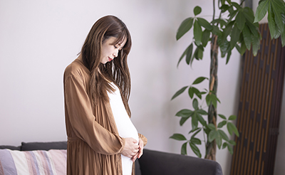 【助産師監修】マタニティブルーとは？症状や時期、産後うつとの違い、対処法をチェック