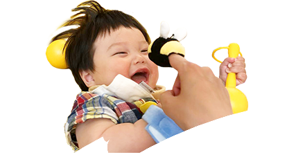 プレイ･アロングのおもちゃを楽しむ子供の写真