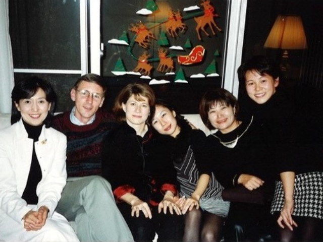 上乃久子さんがロサンゼルス・タイムズに勤務していた当時の同僚とのホームパーティー