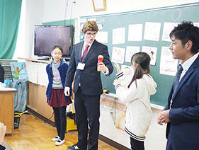 英語を他教科や行事と関連させて深い学びに！久米川東小学校の研究発表を取材！