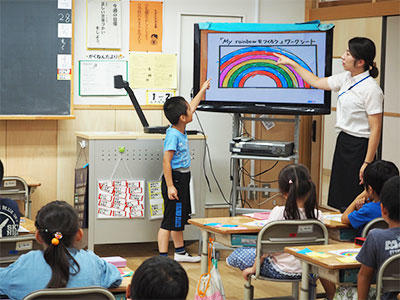 中青戸小学校ではリズムに合わせて長い英語センテンスを練習！